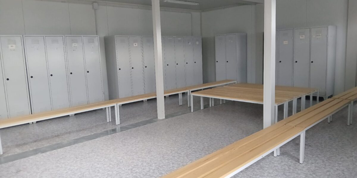 spogliatoi-prefabbricati-interno Interno di spogliatoi prefabbricati con armadietti e panche